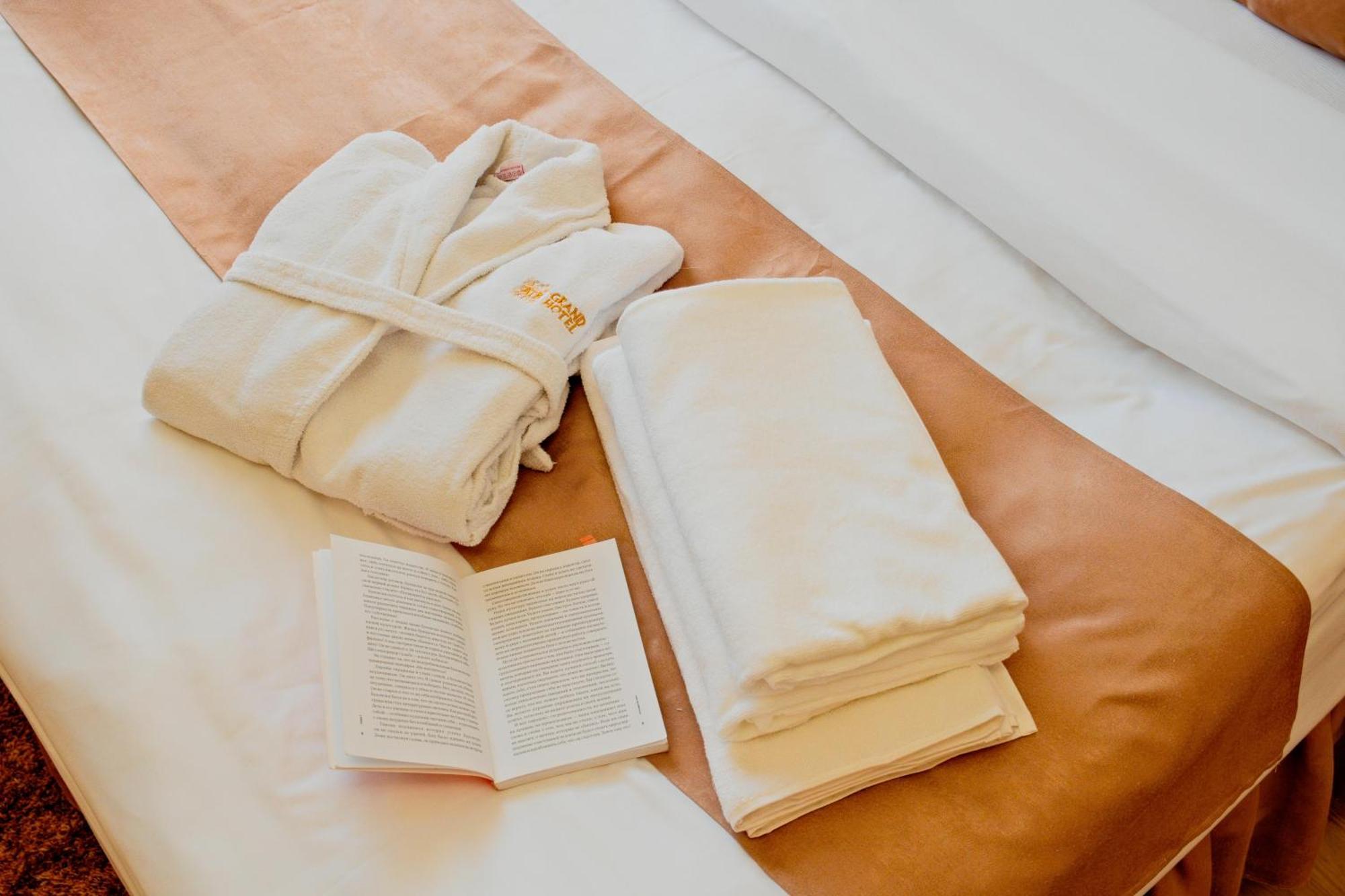 Atb Grand Hotel Atyraū Zewnętrze zdjęcie